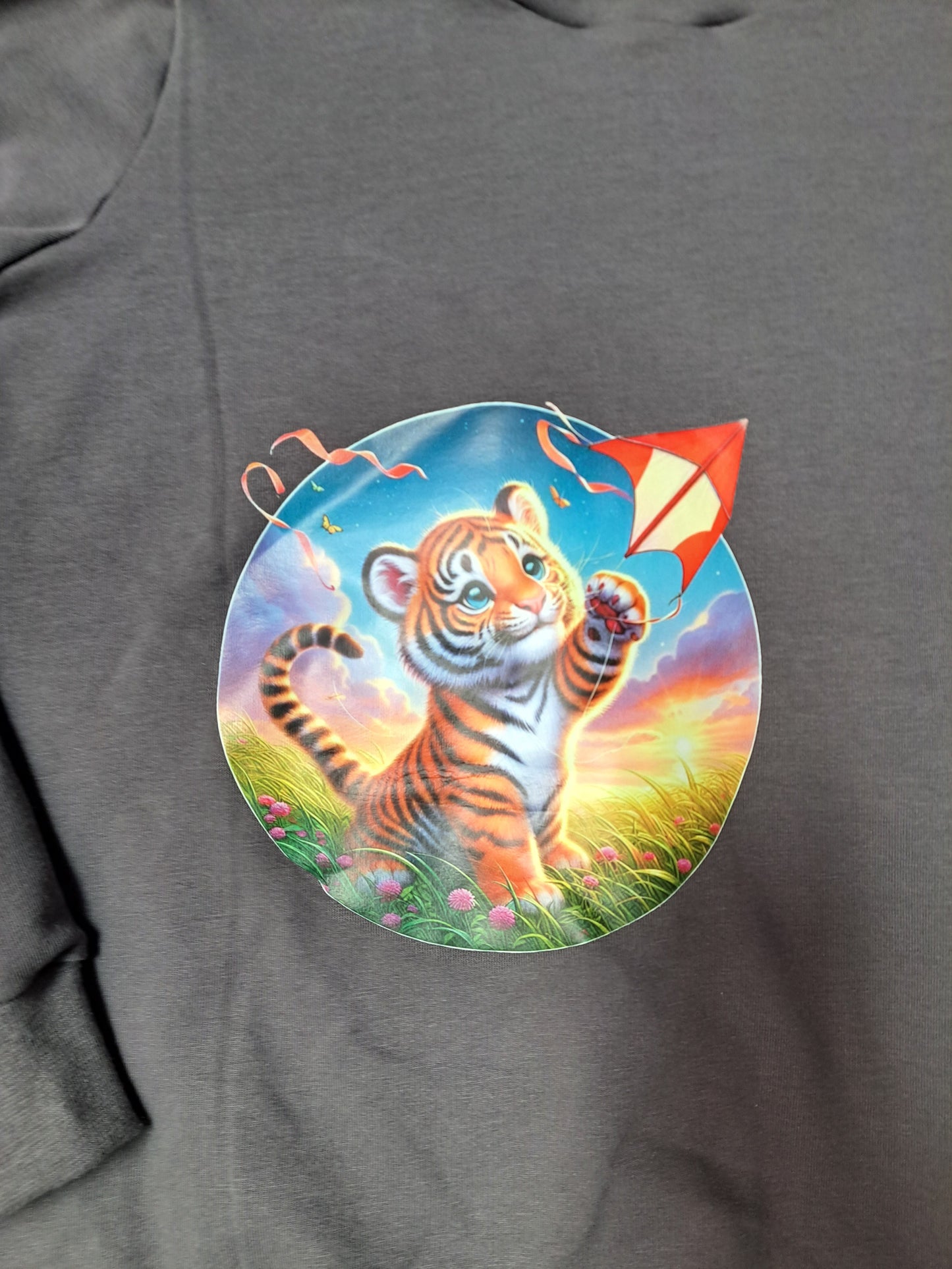 Bügelbild kleiner Tiger beim Drachen steigen #1