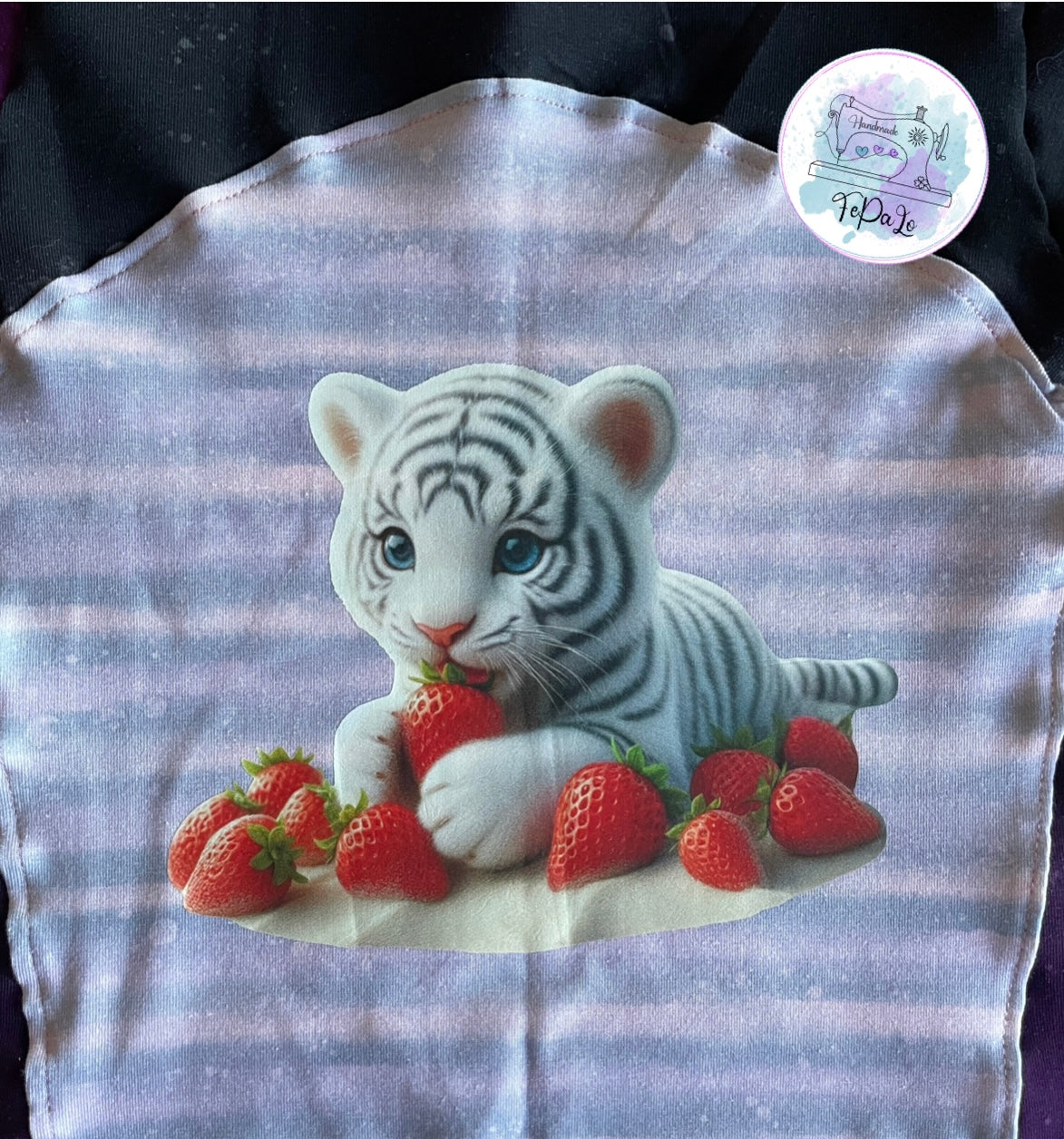 Bügelbild kleiner Tiger nascht Erdbeeren #1 Fylou's Style