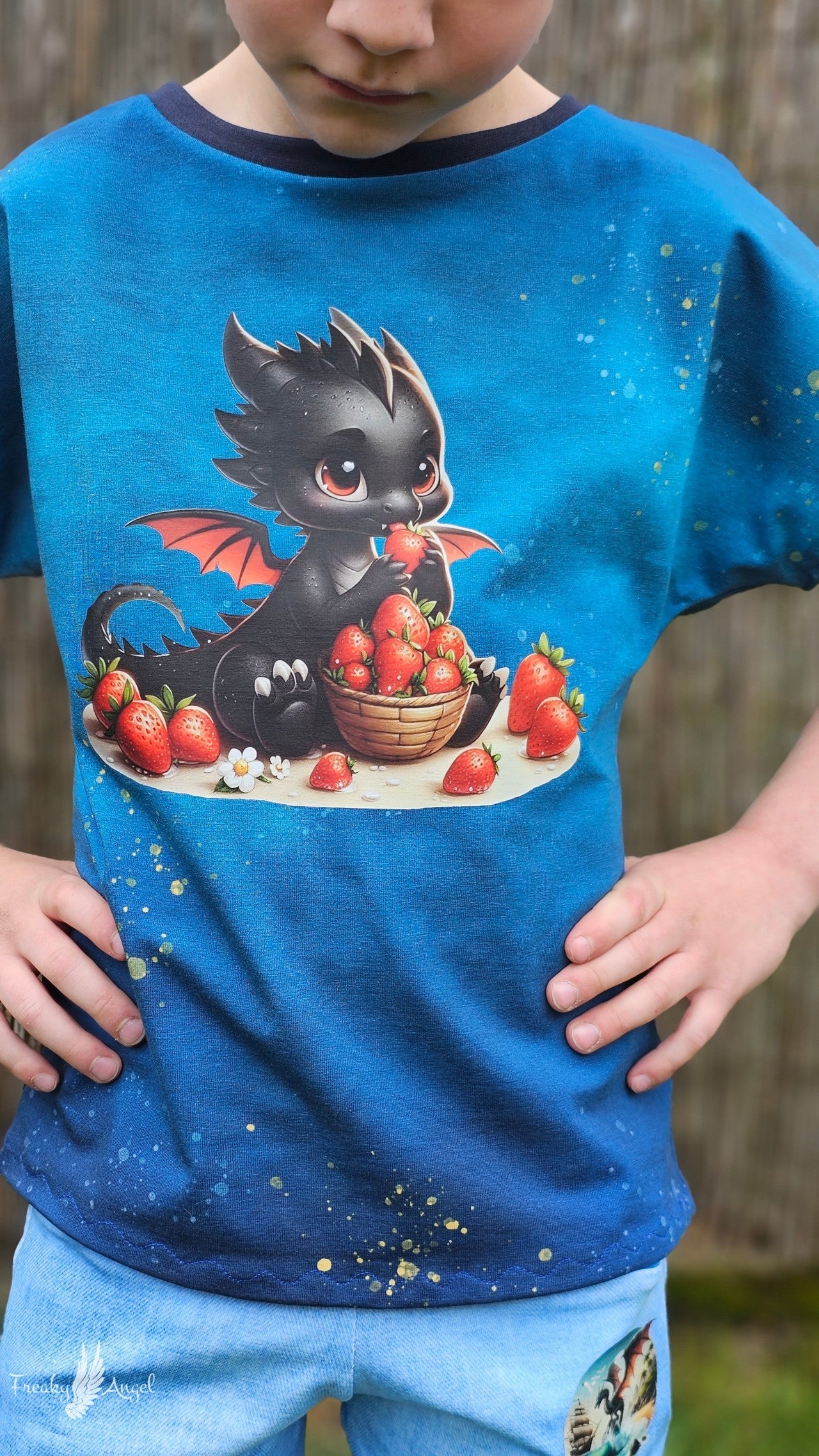 Bügelbild kleiner Drache isst Erdbeeren Fylou's Style