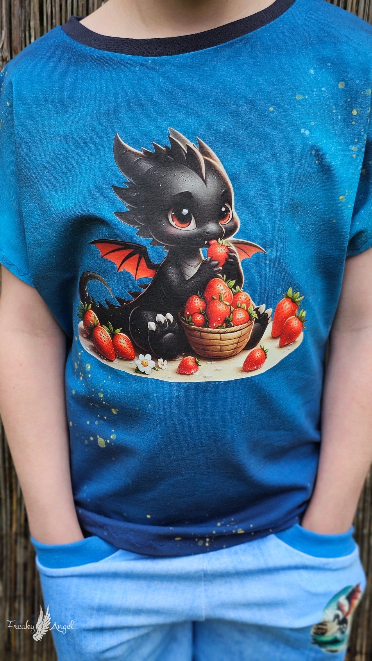 Bügelbild kleiner Drache isst Erdbeeren Fylou's Style