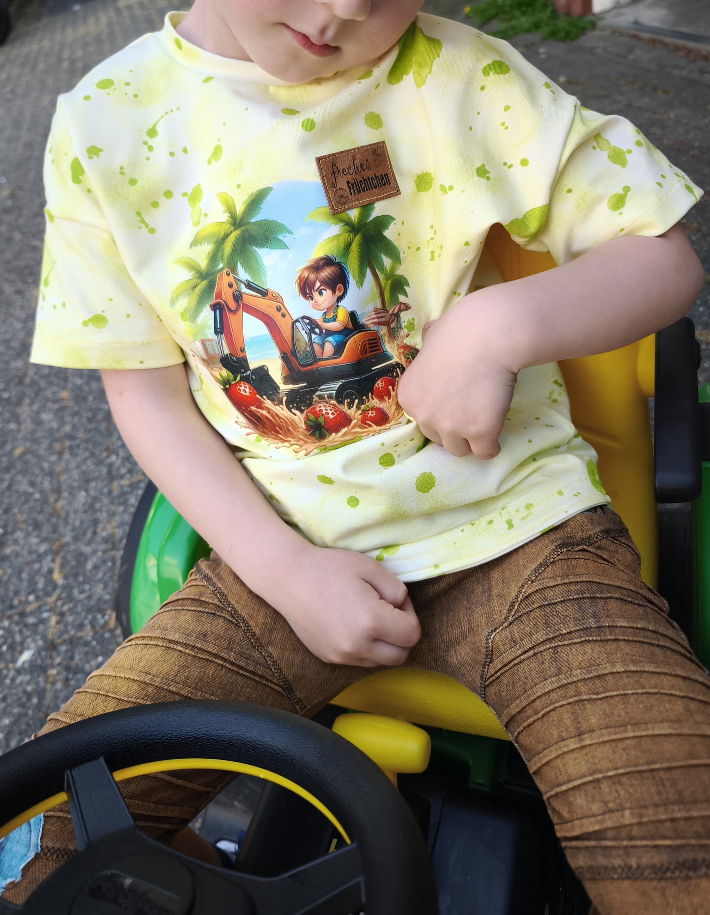 Bügelbild Junge mit Erdbeer Bagger #3 Fylou's Style