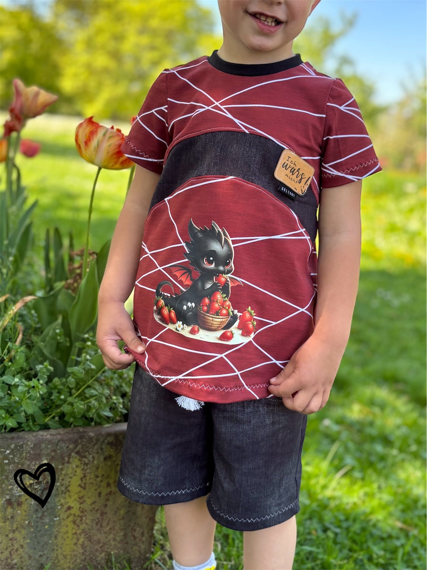 Bügelbild kleiner Drache isst Erdbeeren Fylou's Style