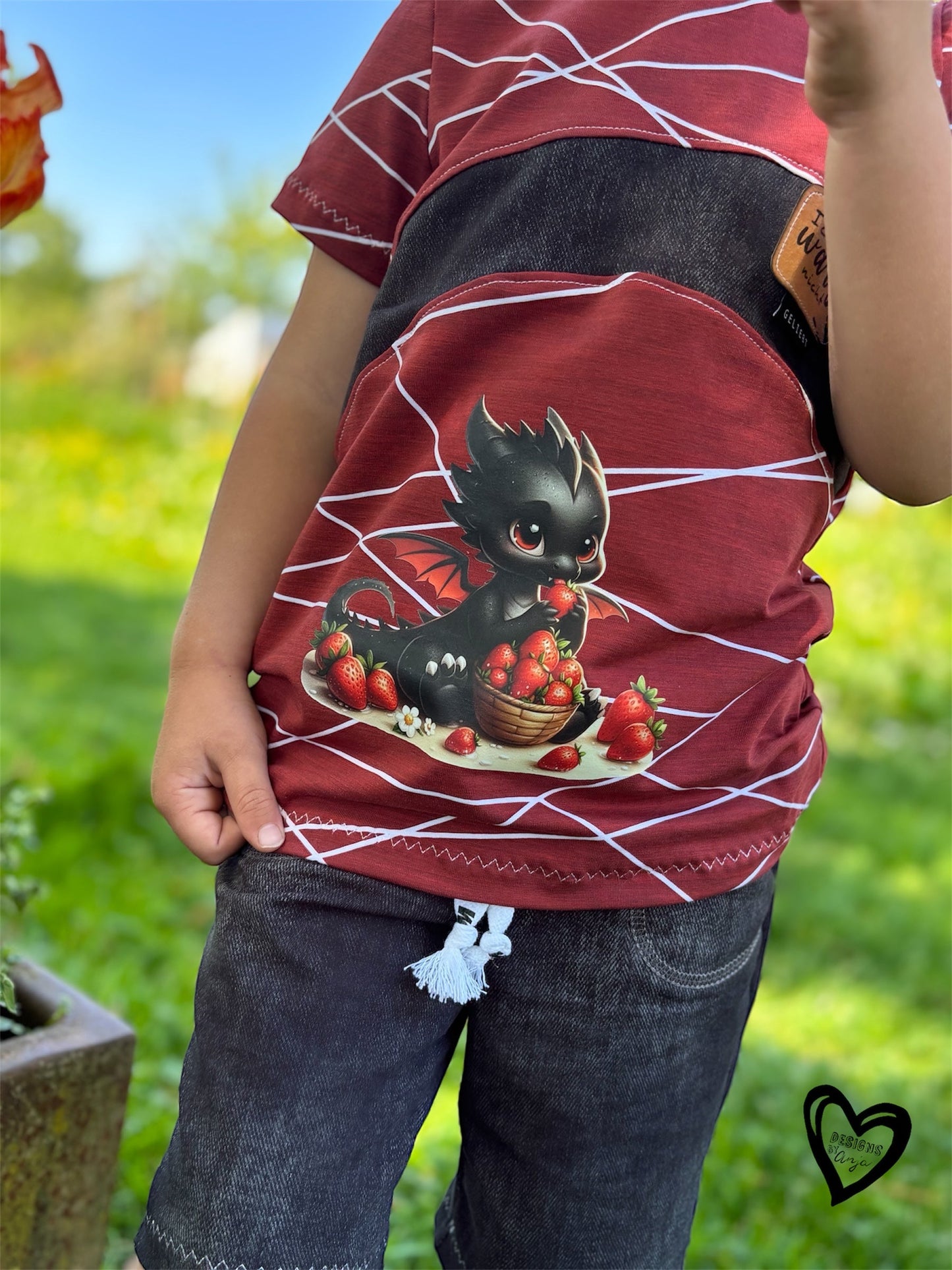 Bügelbild kleiner Drache isst Erdbeeren Fylou's Style