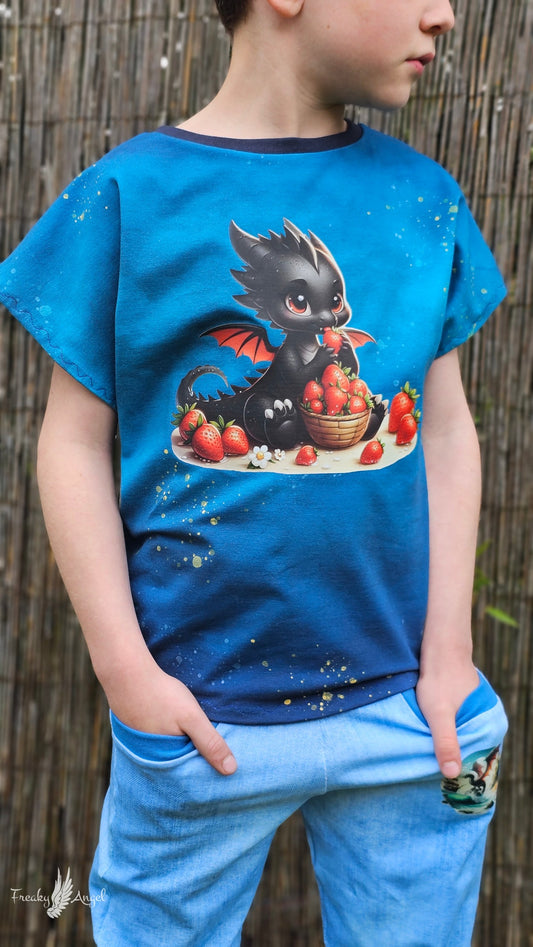 Bügelbild kleiner Drache isst Erdbeeren