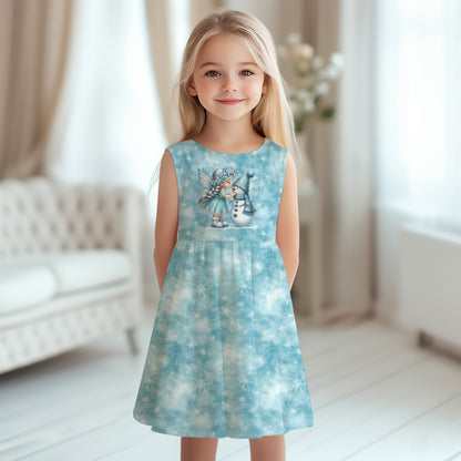 Mädchen trägt Kleid aus Eisflocken Eisblau Stoff