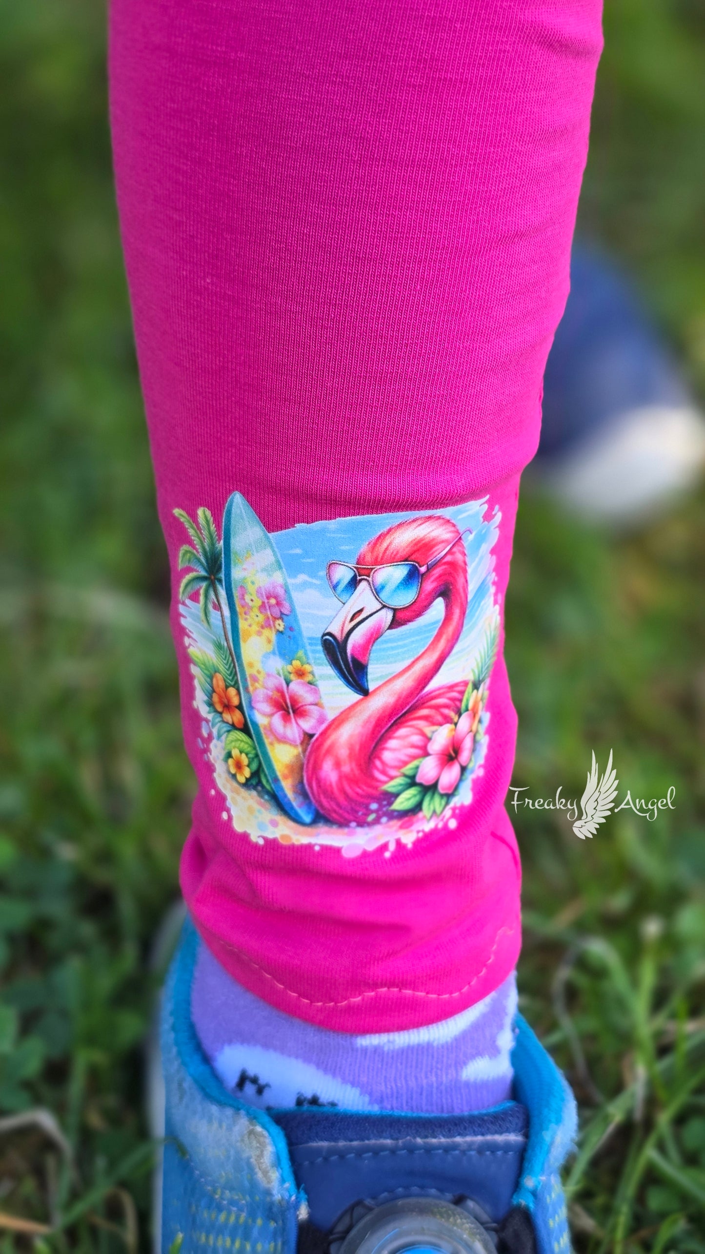 Bügelbild  Flamingo am Strand mit Surfbrett