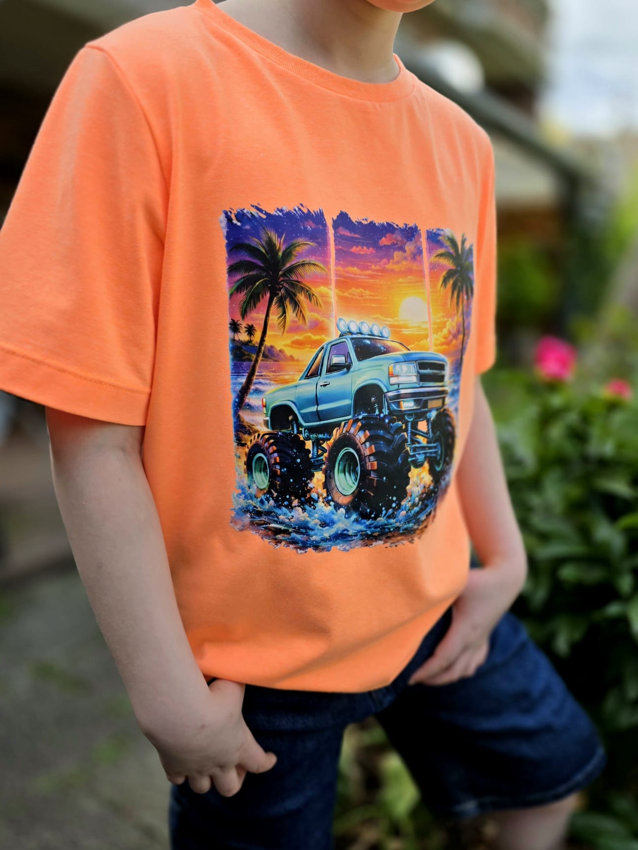 Bügelbild Monstertruck am tropischen Strand
